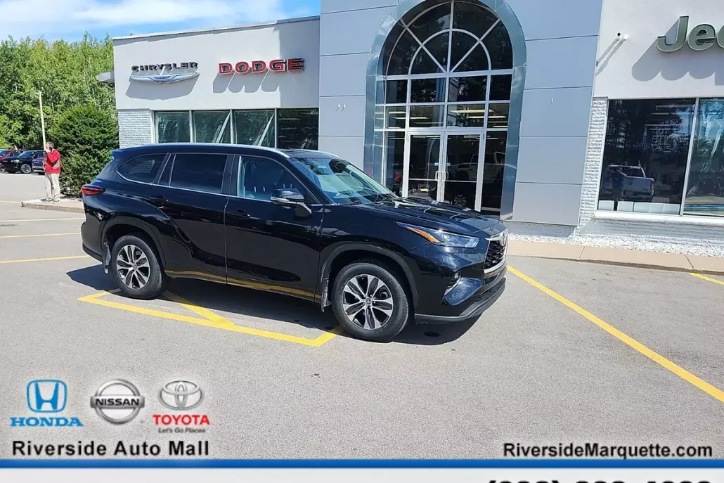 2023 Toyota Highlander XLE photo 1