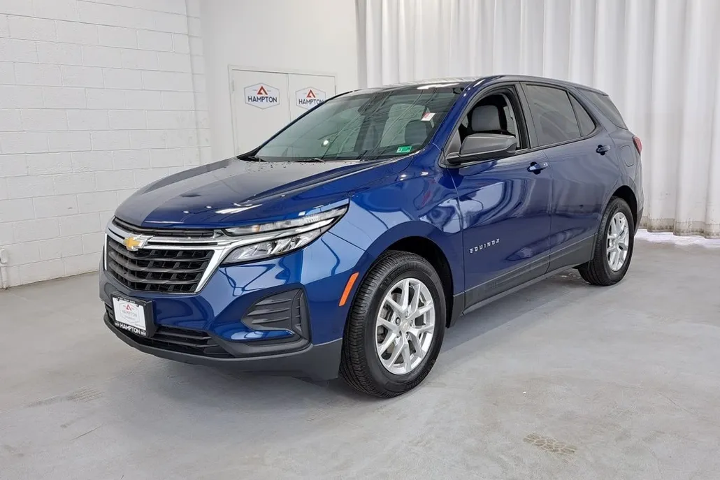 2023 Chevrolet Equinox LS photo 1