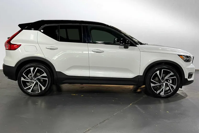 2020 Volvo XC40 R-Design T5 AWD photo 1
