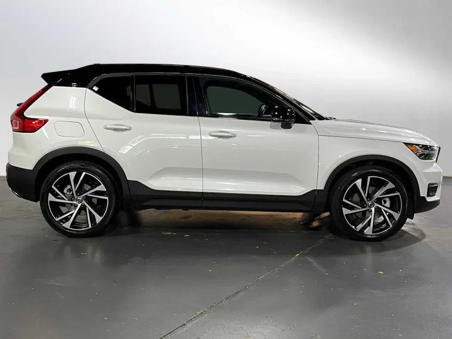 2020 Volvo XC40 R-Design T5 AWD photo 1