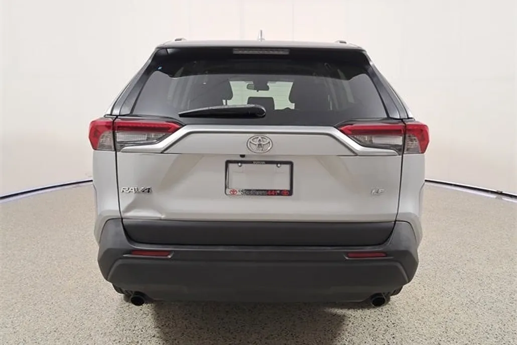 2019 Toyota RAV4 LE photo 1