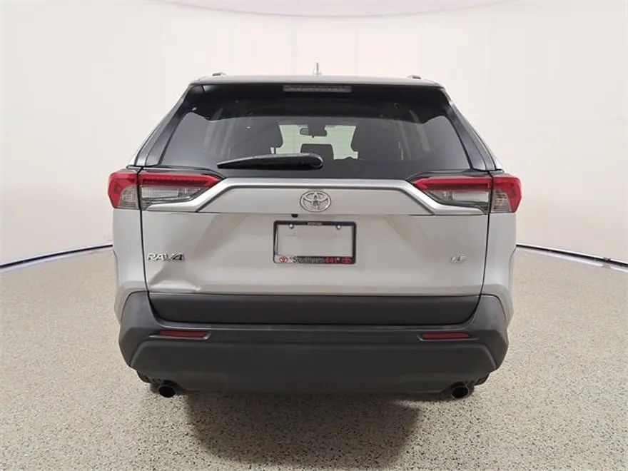 2019 Toyota RAV4 LE photo 1