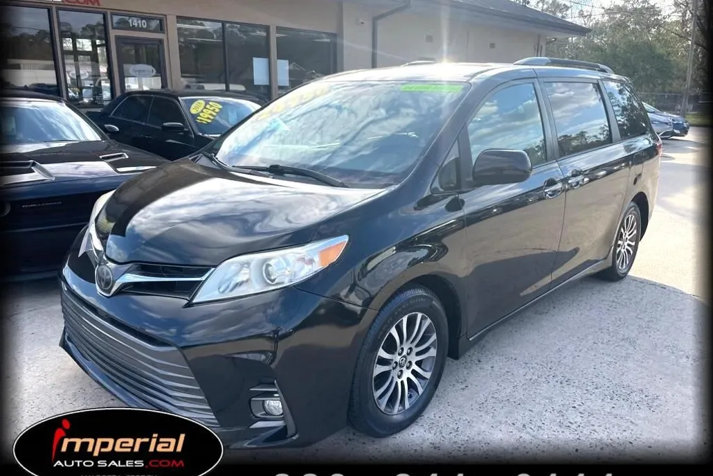2018 Toyota Sienna XLE photo 1