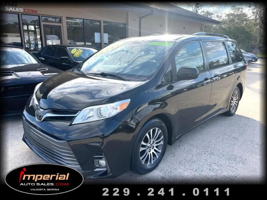 2018 Toyota Sienna XLE photo 1