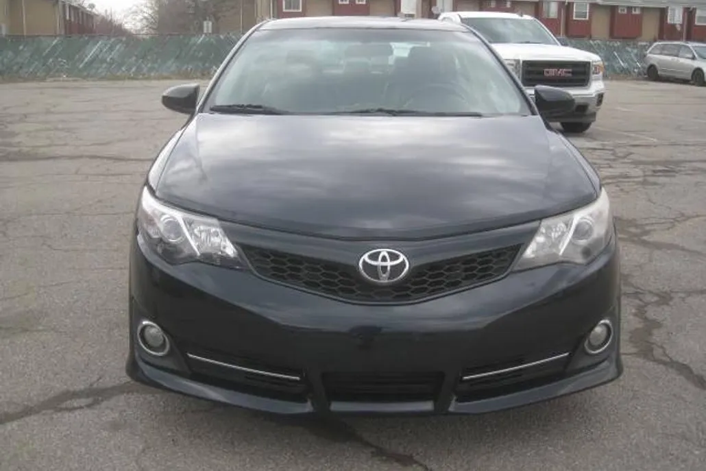 2012 Toyota Camry SE photo 1