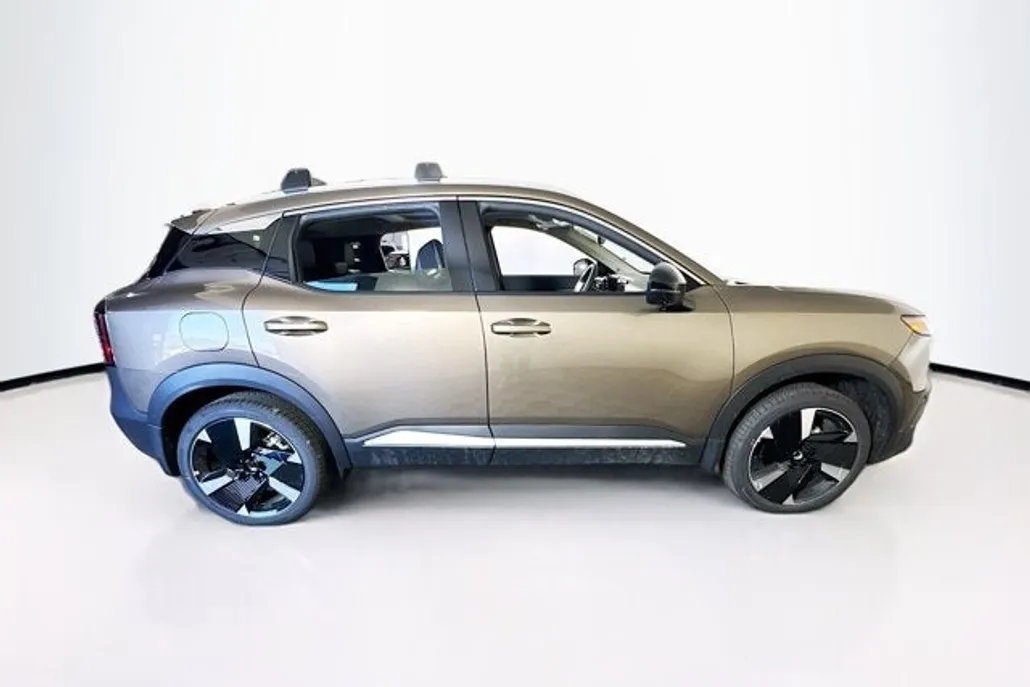 2026 Nissan Kicks SR photo 1