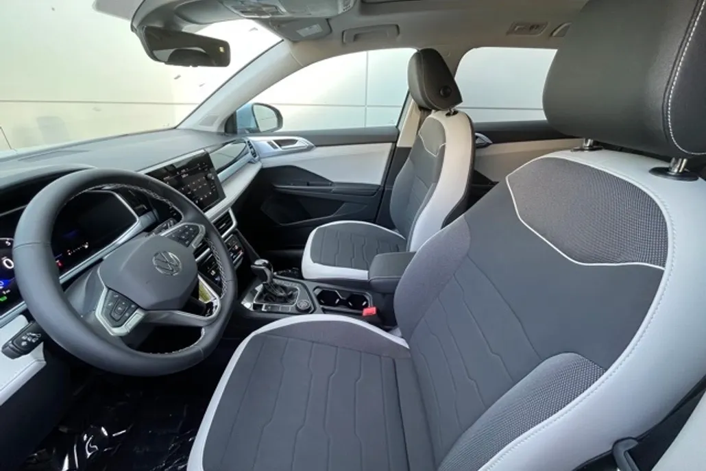 2025 Volkswagen Taos SE photo 1