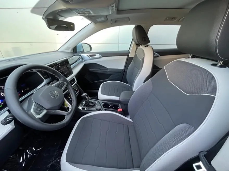 2025 Volkswagen Taos SE photo 1