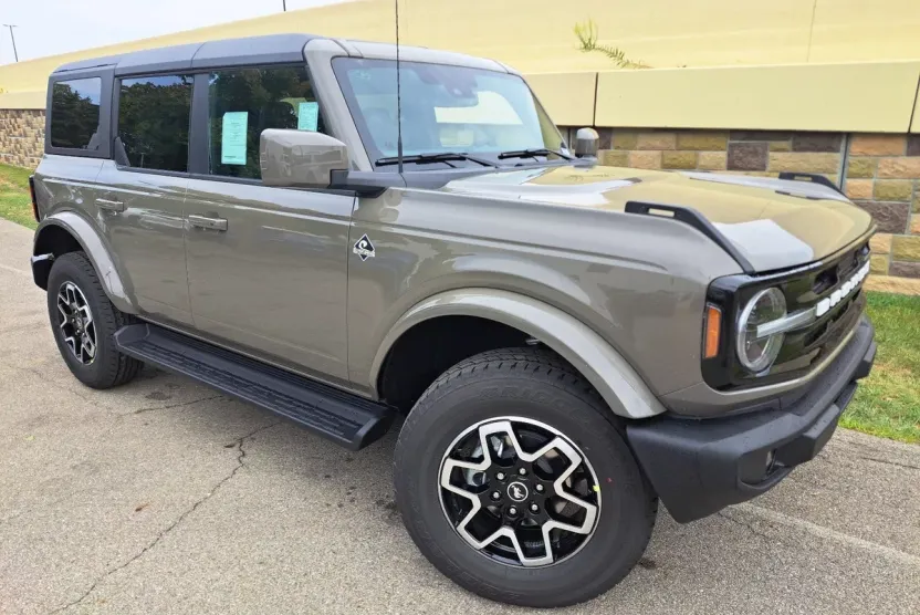 2025 Ford Bronco Outer Banks photo 1