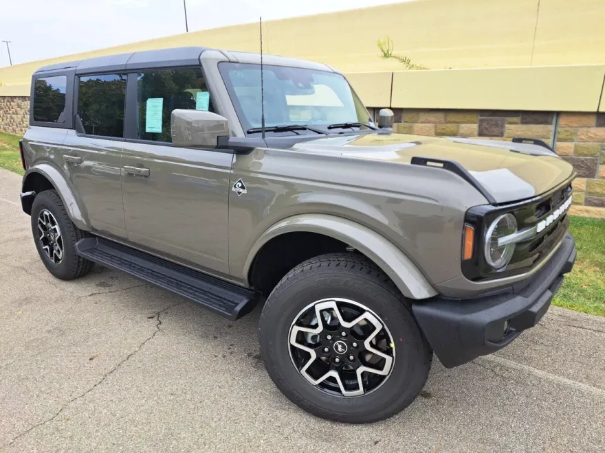 2025 Ford Bronco Outer Banks photo 1