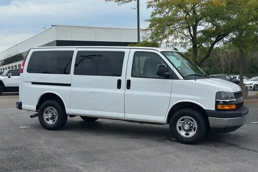 2018 Chevrolet Express Passenger 3500 LT photo 1