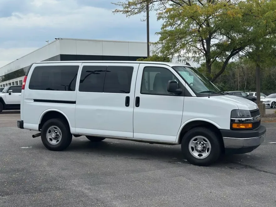 2018 Chevrolet Express Passenger 3500 LT photo 1