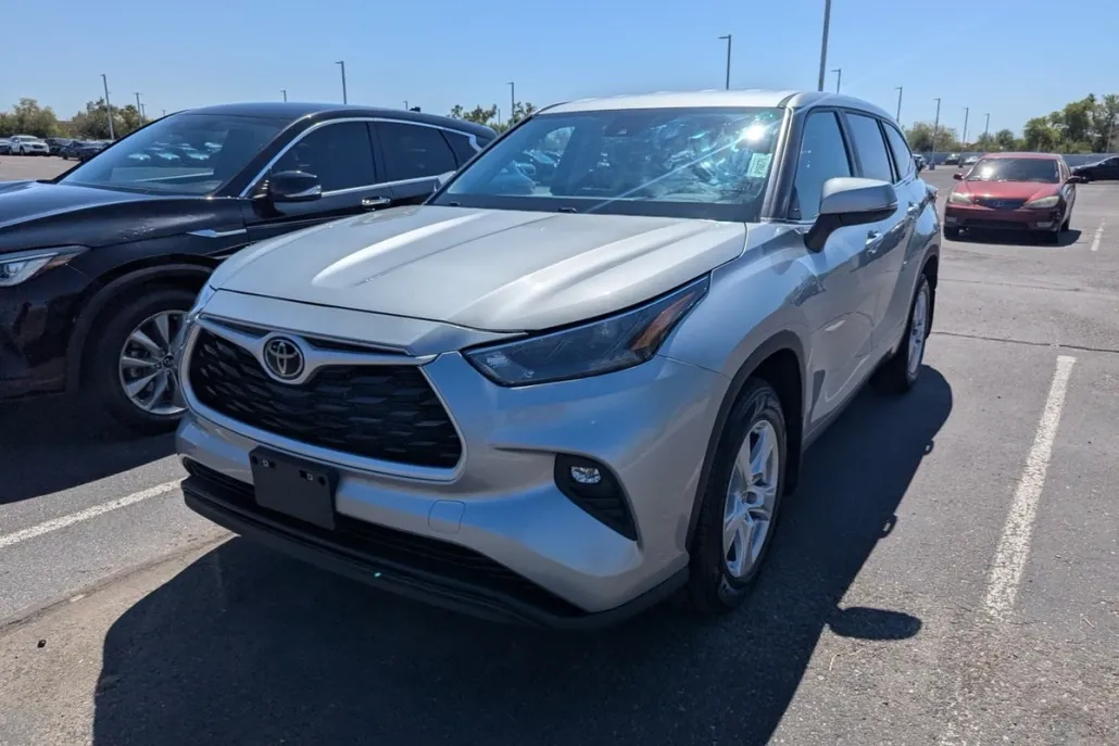 2024 Toyota Highlander LE photo 1