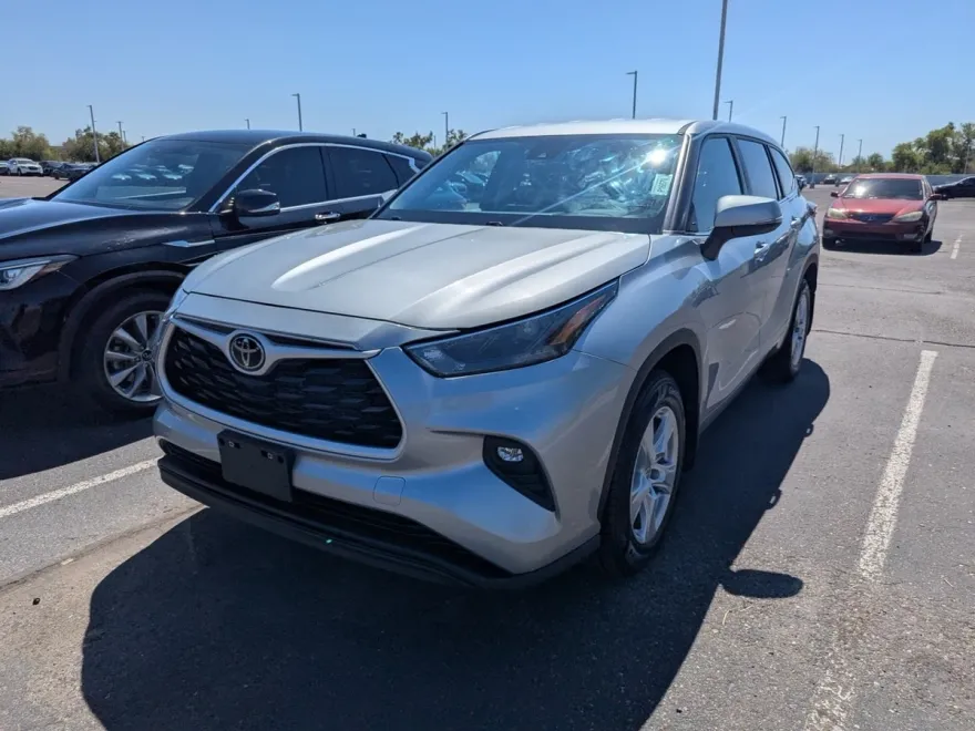 2024 Toyota Highlander LE photo 1