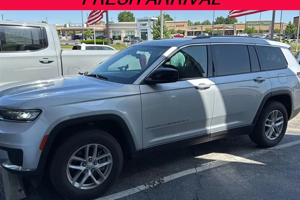 2022 Jeep Grand Cherokee Laredo photo 1