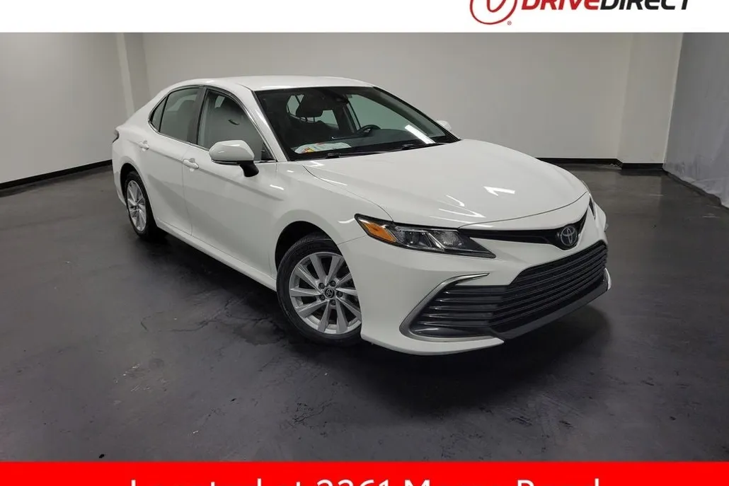 2022 Toyota Camry LE photo 1