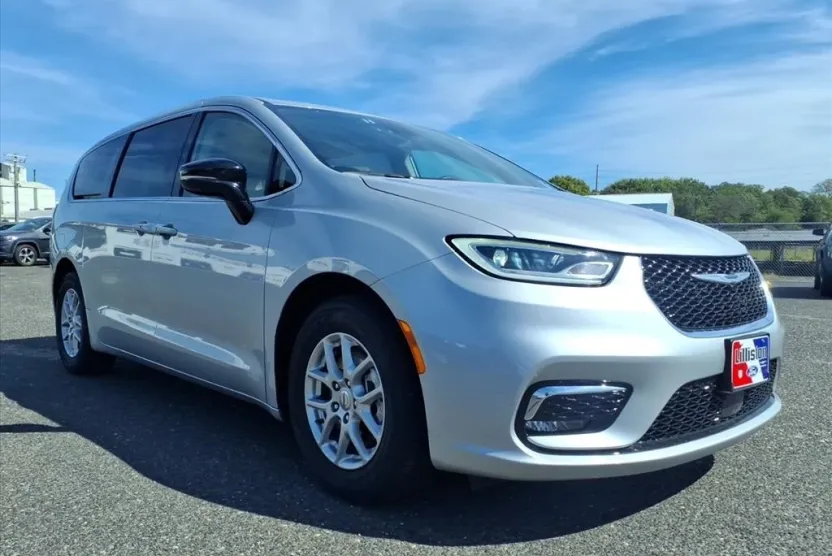 2024 Chrysler Pacifica Touring L photo 1