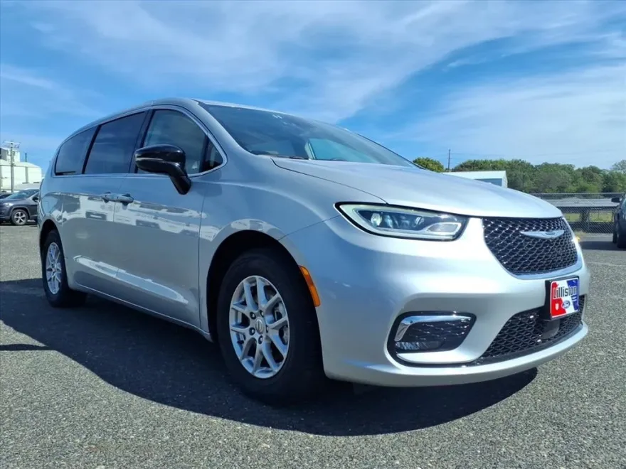 2024 Chrysler Pacifica Touring L photo 1