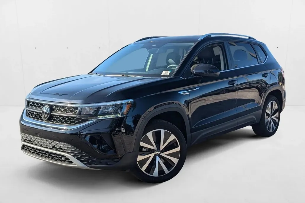 2024 Volkswagen Taos SE photo 1