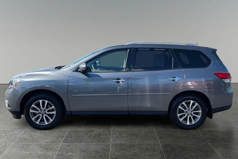 2015 Nissan Pathfinder SV photo 1