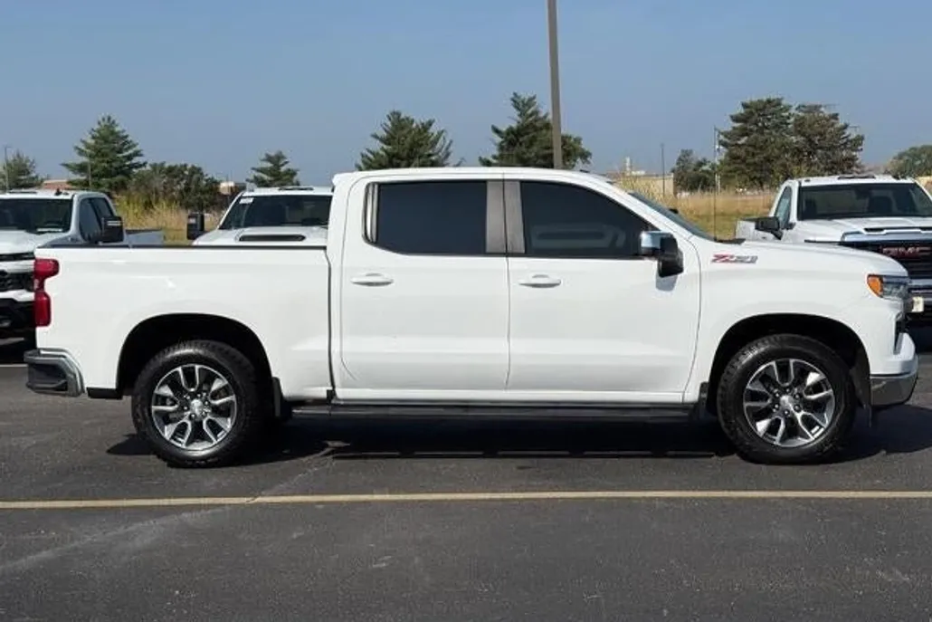 2024 Chevrolet Silverado 1500 LT photo 1
