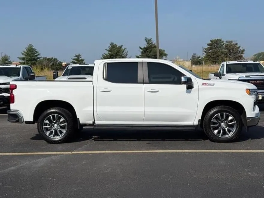 2024 Chevrolet Silverado 1500 LT photo 1
