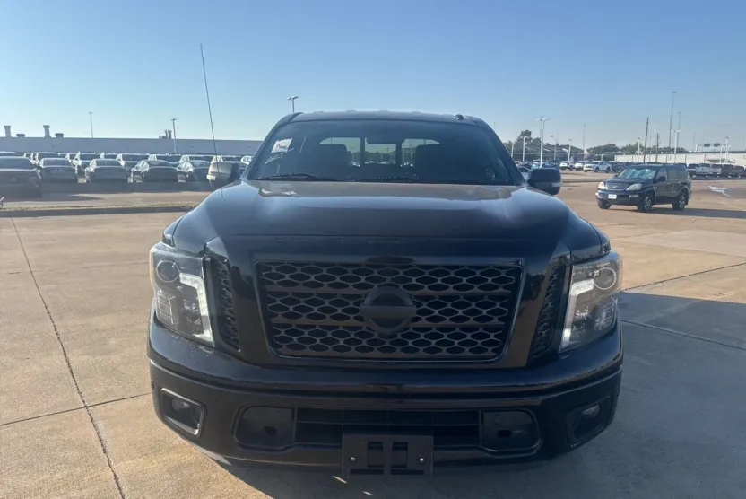 2019 Nissan Titan SV photo 1