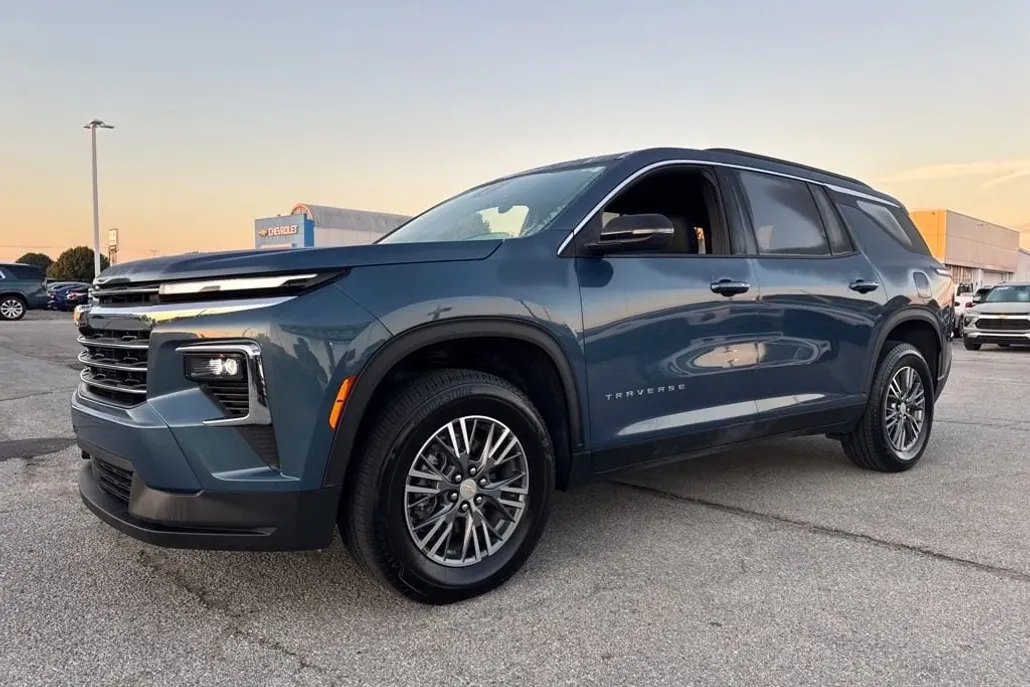 2025 Chevrolet Traverse 1LT photo 1