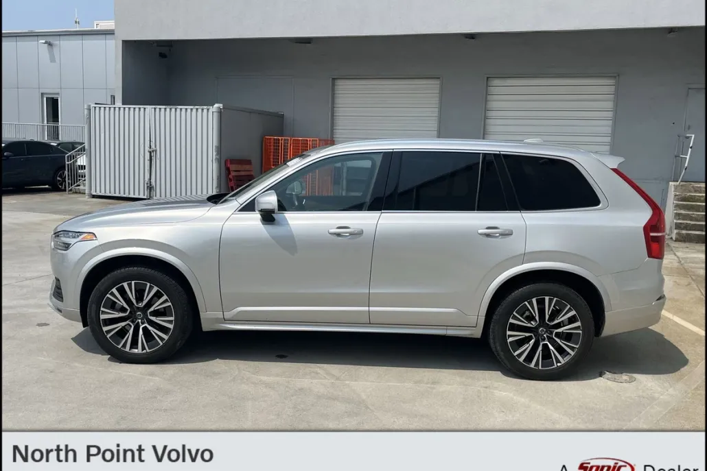 2022 Volvo XC90 T6 AWD Momentum photo 1
