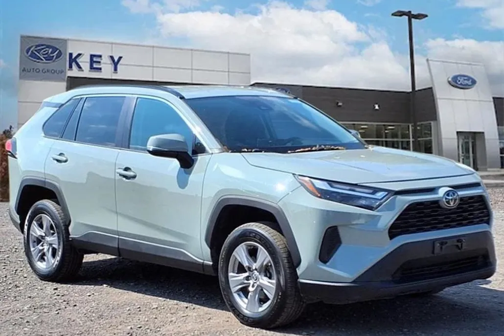 2022 Toyota RAV4 XLE photo 1