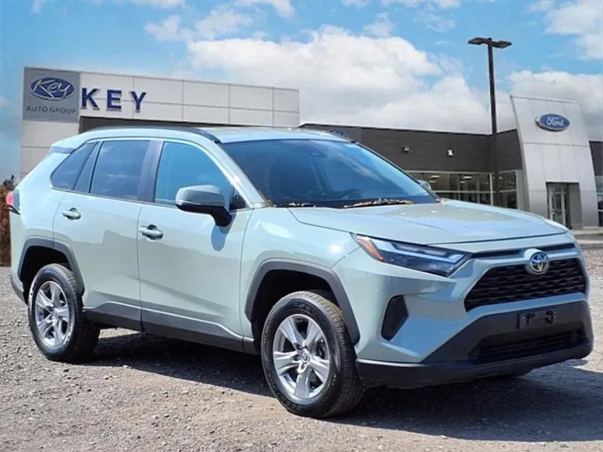 2022 Toyota RAV4 XLE photo 1