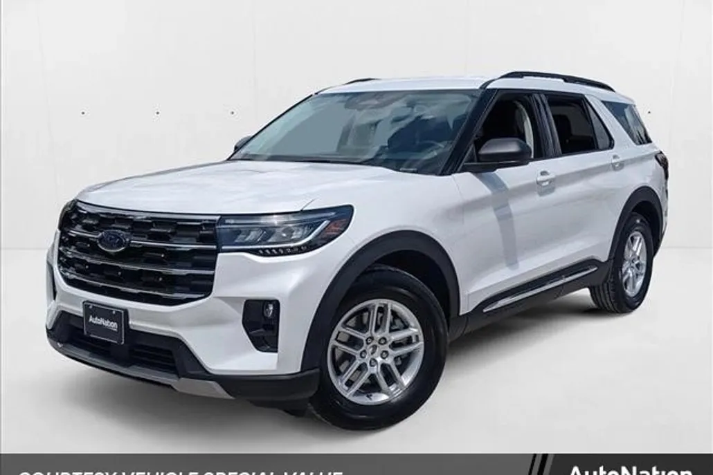 2025 Ford Explorer photo 1