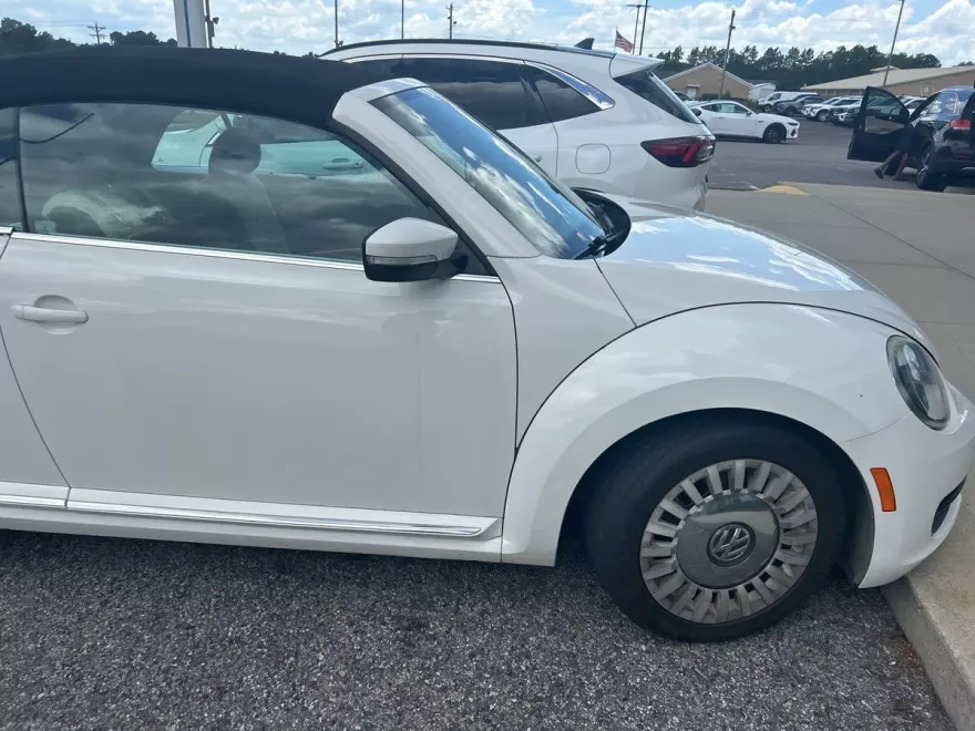 2013 Volkswagen Beetle 2.5L Convertible photo 1
