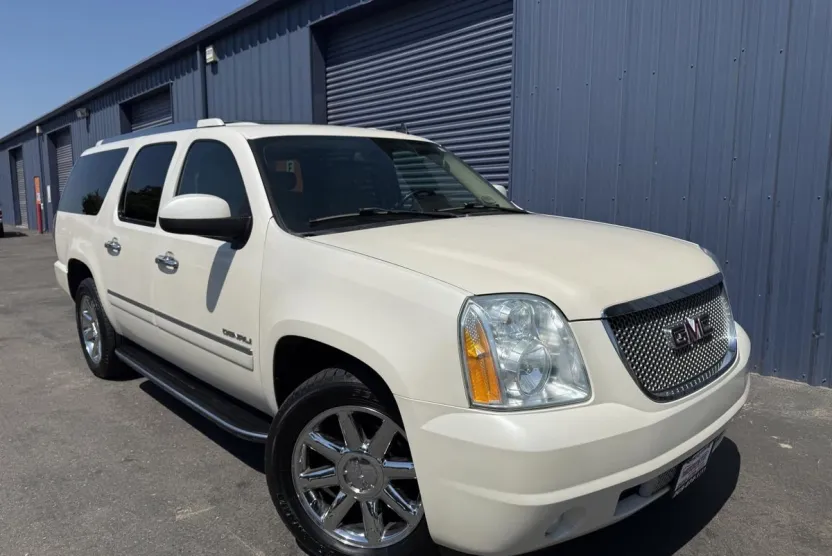2010 Gmc Yukon Denali XL photo 1