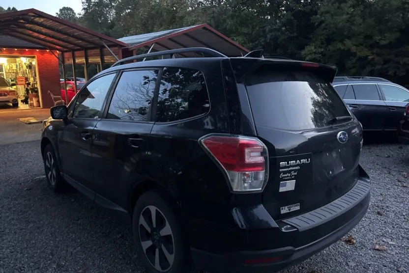 2017 Subaru Forester 2.5i Premium photo 1