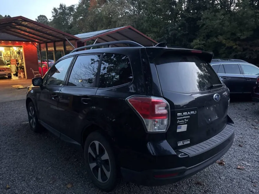 2017 Subaru Forester 2.5i Premium photo 1