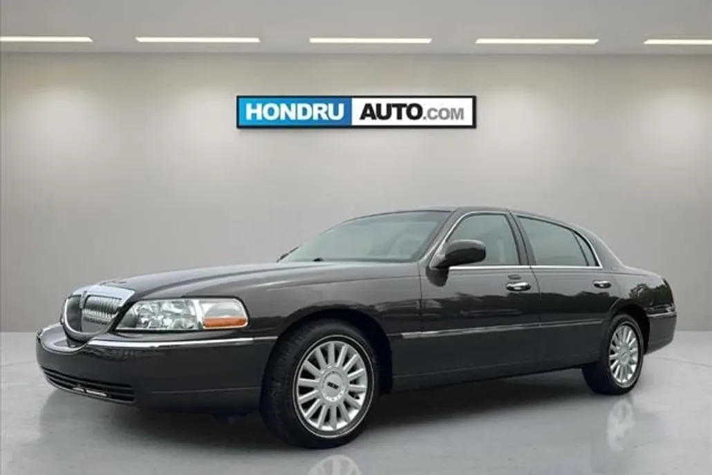 2005 Lincoln Town Car Signature photo 1