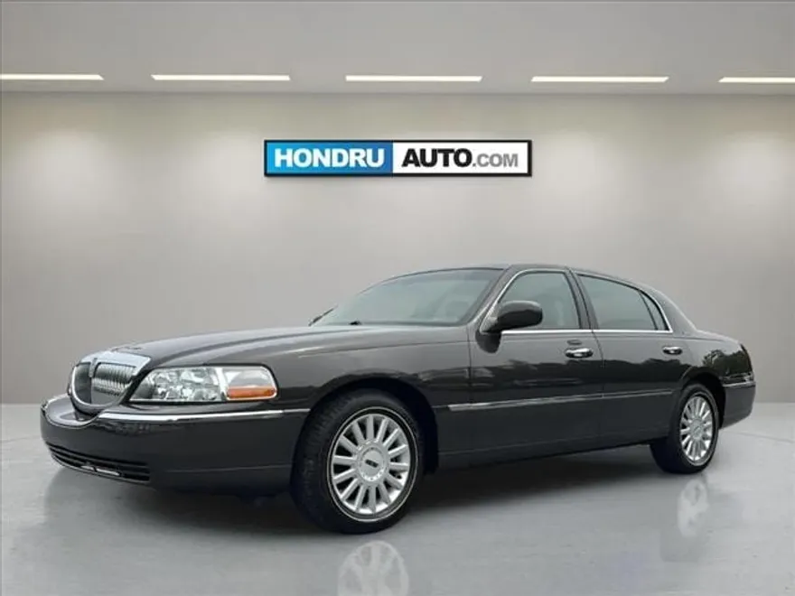 2005 Lincoln Town Car Signature photo 1