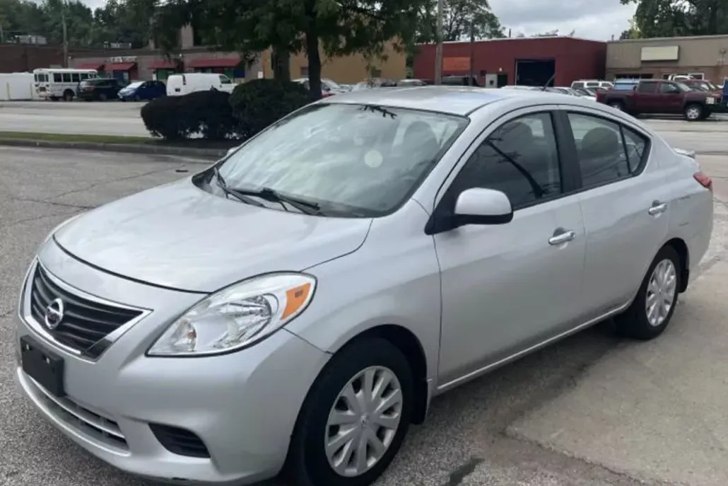 2013 Nissan Versa Sedan photo 1
