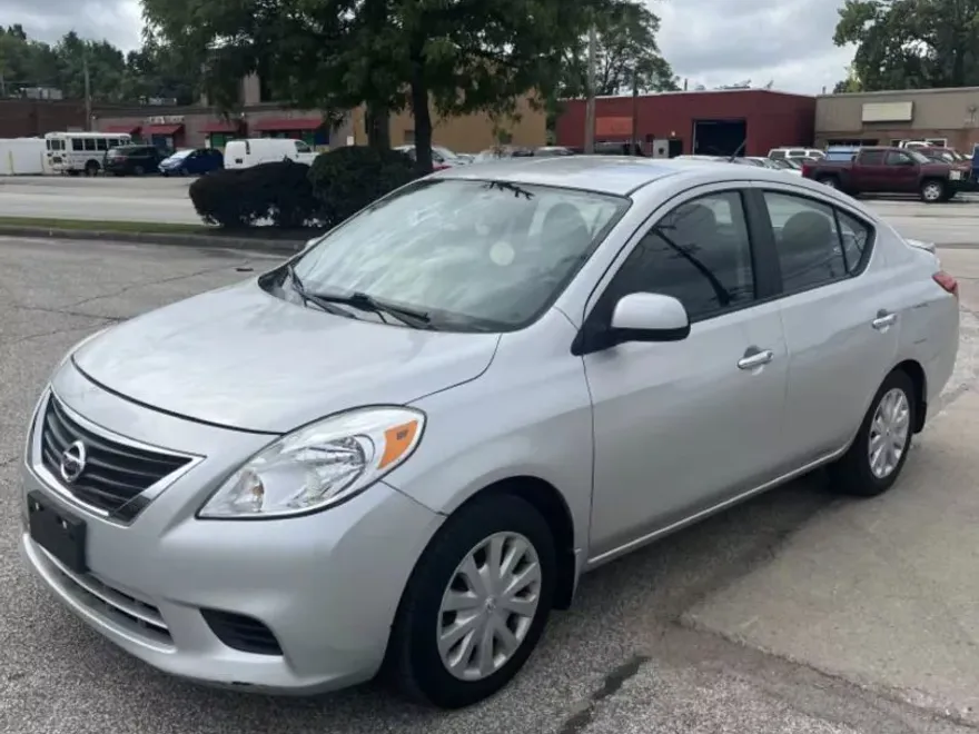 2013 Nissan Versa Sedan photo 1
