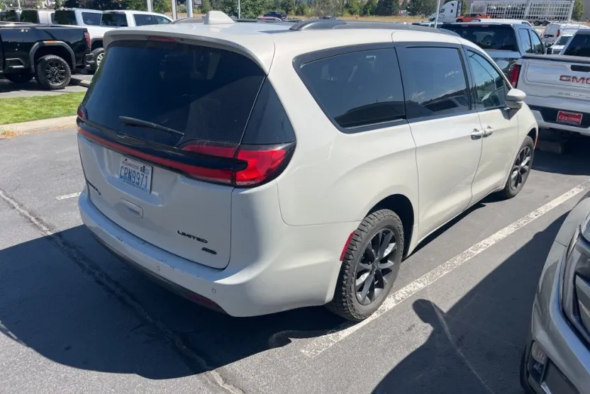 2021 Chrysler Pacifica Limited photo 1