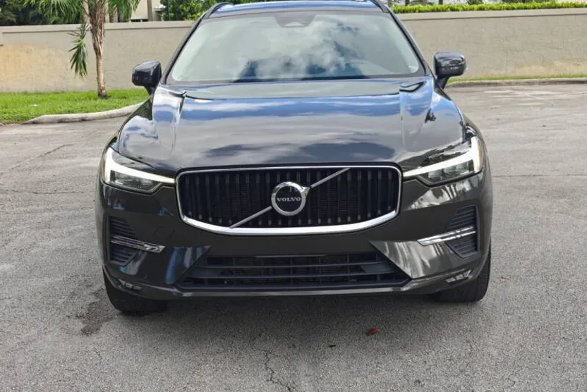 2022 Volvo XC60 B5 Momentum photo 1