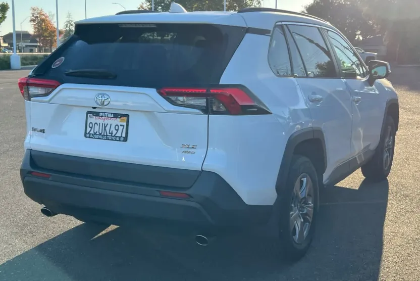 2022 Toyota RAV4 XLE photo 1
