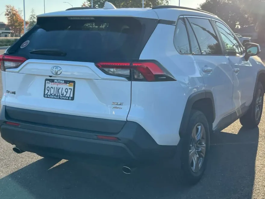 2022 Toyota RAV4 XLE photo 1