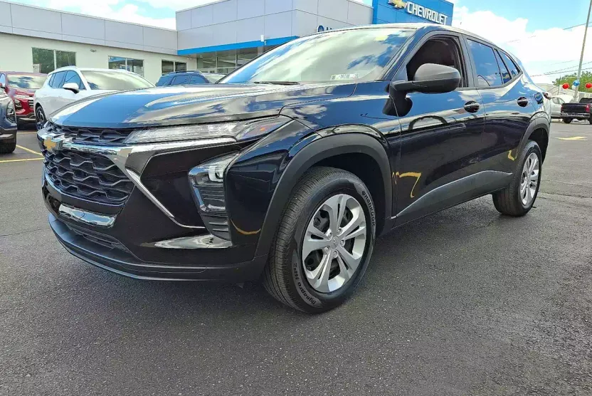 2025 Chevrolet Trax LS photo 1