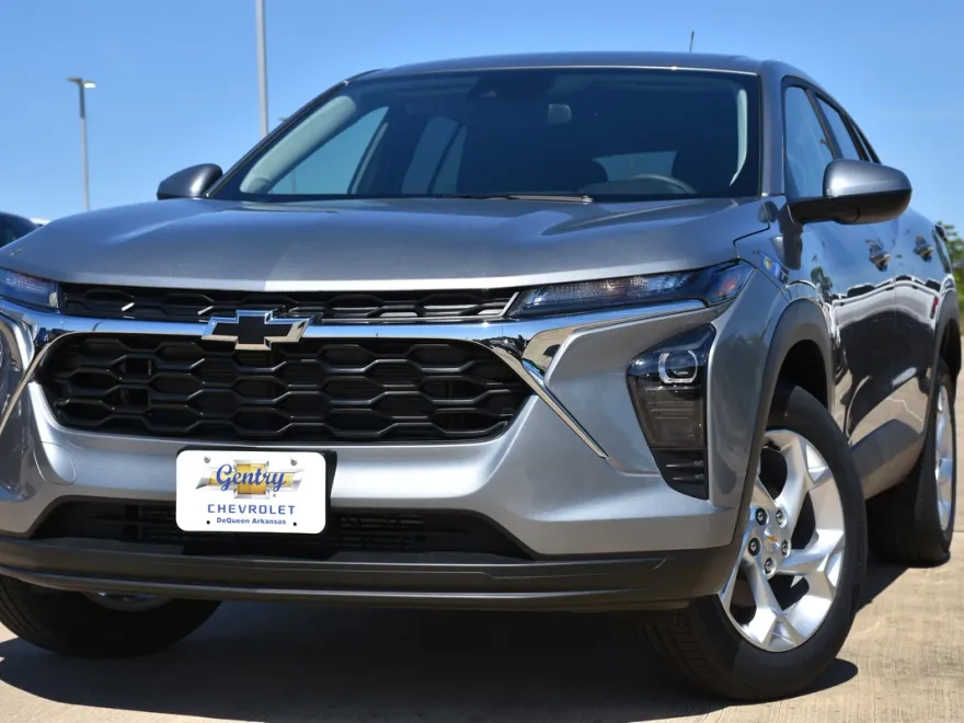 2025 Chevrolet Trax LS photo 1