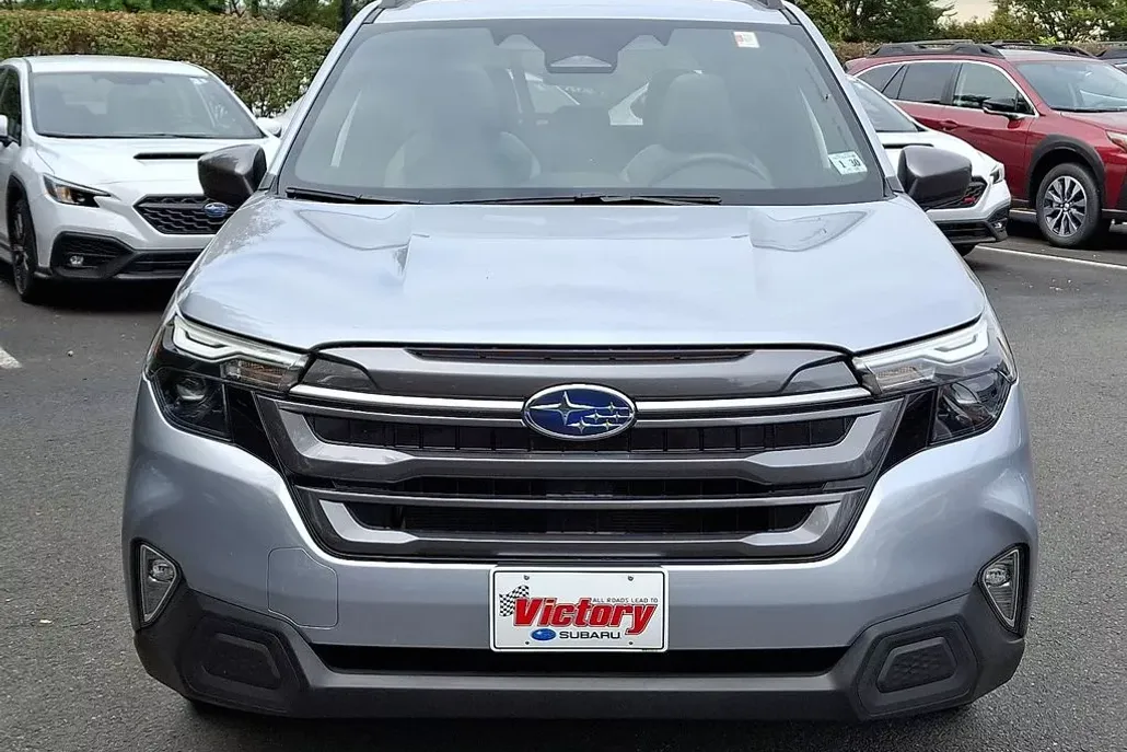 2025 Subaru Forester Premium photo 1