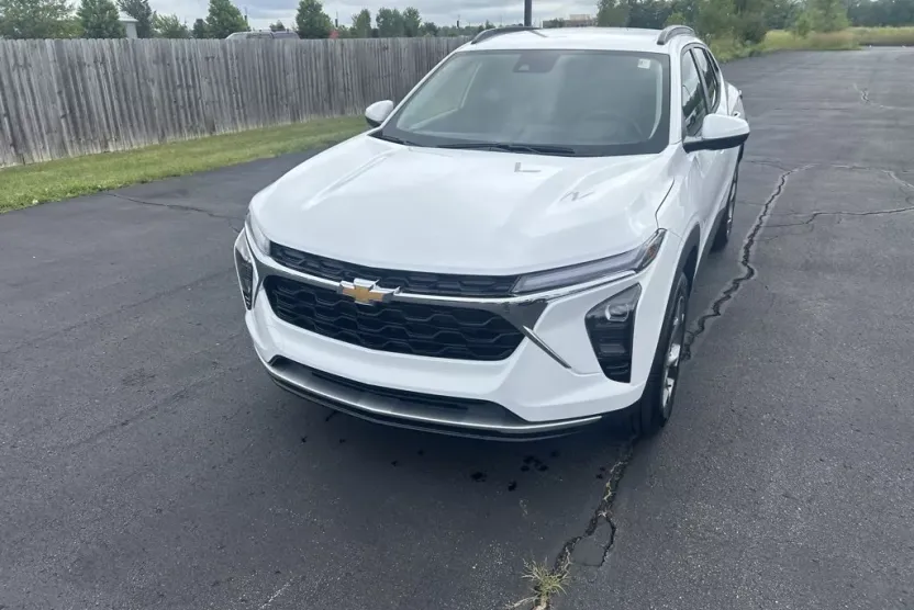 2025 Chevrolet Trax LT photo 1
