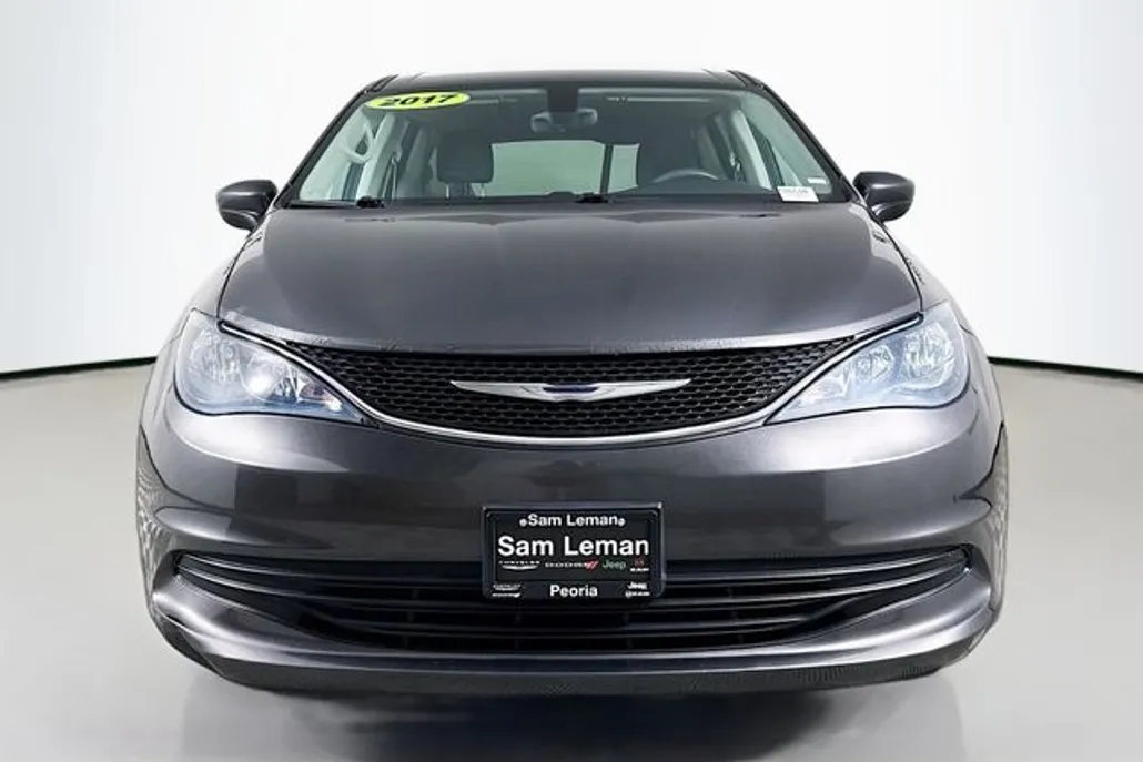 2017 Chrysler Pacifica Touring photo 1