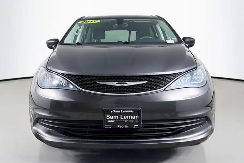 2017 Chrysler Pacifica Touring photo 1